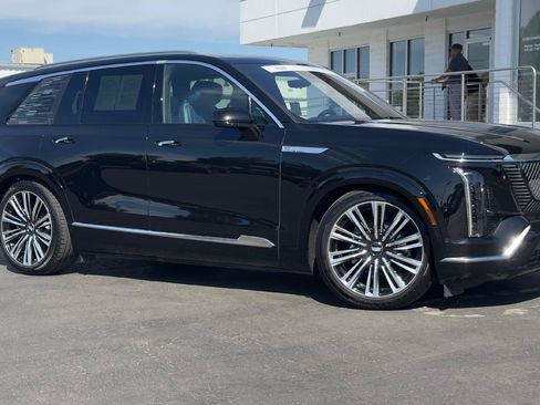 Used 2026 Cadillac Vistiq Premium Luxury AWD/4WD image 2