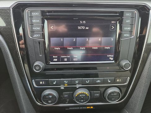 Used 2018 Volkswagen Passat 3.6 image 19