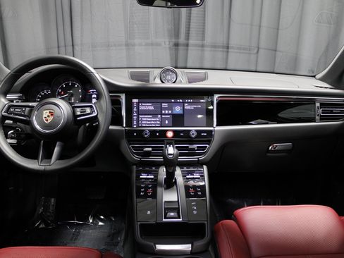 Certified 2025 Porsche Macan image 23