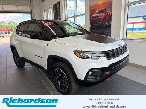 Used 2025 Jeep Compass Trailhawk AWD/4WD image 1