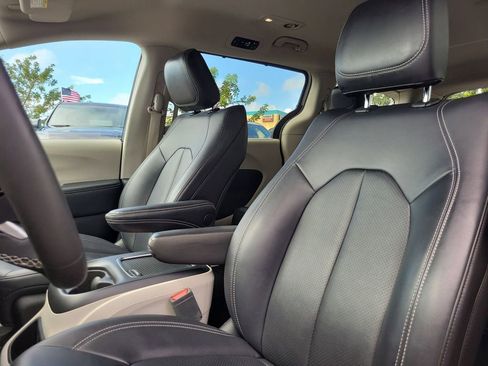Used 2024 Chrysler Pacifica Touring-L image 15