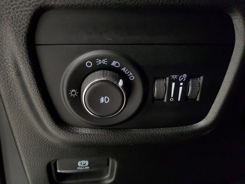 Used 2023 Jeep Grand Cherokee Limited w/ Black Appearance Package AWD/4WD image 13