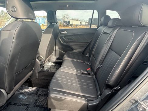 Used 2023 Volkswagen Tiguan SE w/ Panoramic Sunroof Package image 28