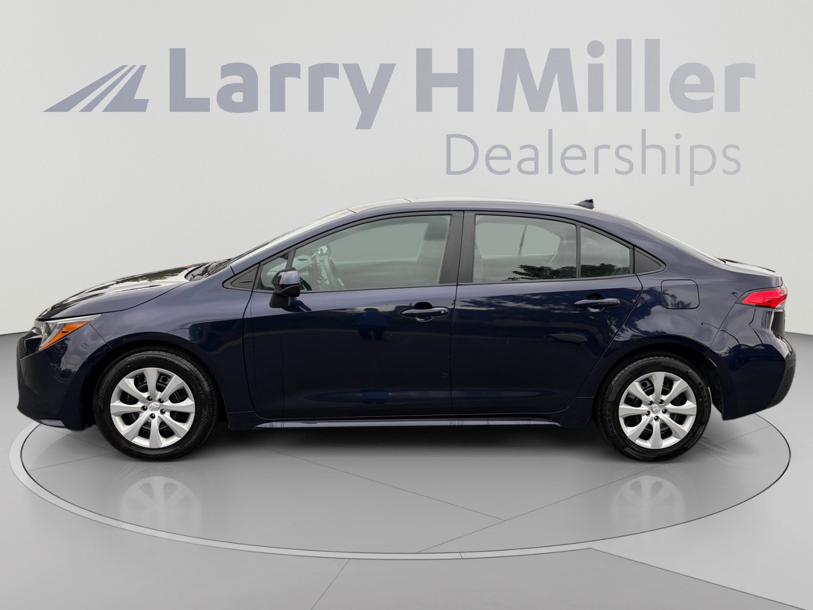 Used 2024 Toyota Corolla LE FWD image 2