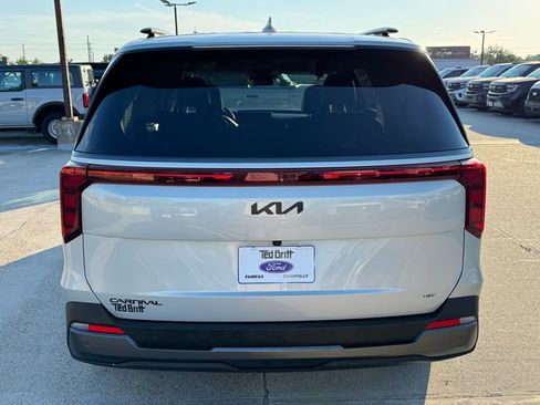 Used 2025 Kia Carnival SX w/ SX Dark Edition Package FWD image 9