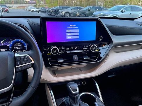 Used 2023 Toyota Highlander Limited AWD/4WD image 9