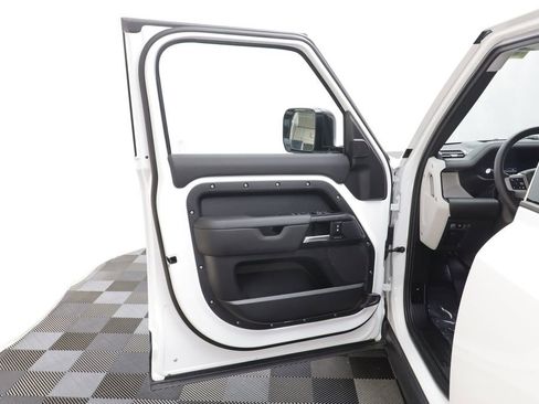 Used 2025 Land Rover Defender 130 S image 5