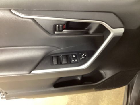 Used 2022 Toyota RAV4 LE FWD image 11
