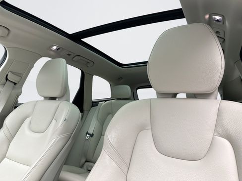 Used 2020 Volvo XC60 T5 Momentum w/ Protection Package image 9