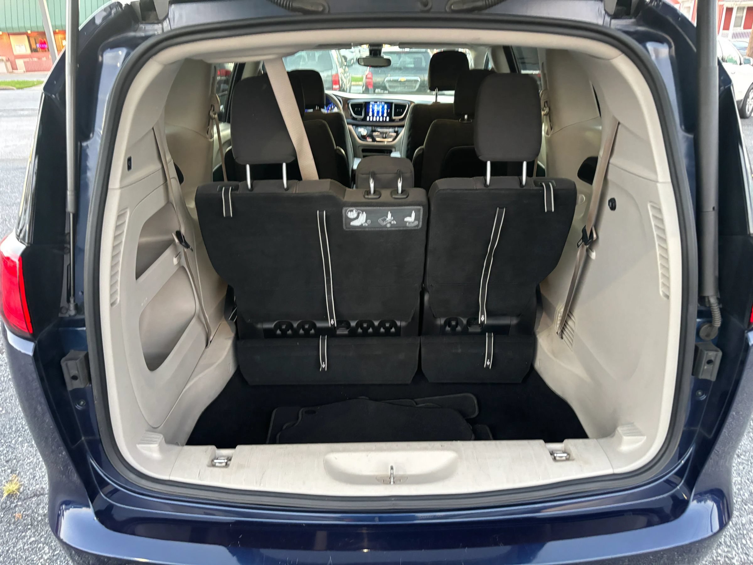 Used 2017 Chrysler Pacifica Touring FWD image 34
