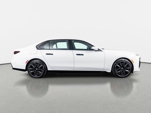 Used 2025 BMW 740i w/ Premium Package RWD image 5