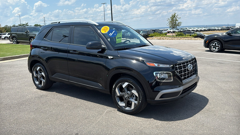 Used 2026 Hyundai Venue SEL FWD image 1