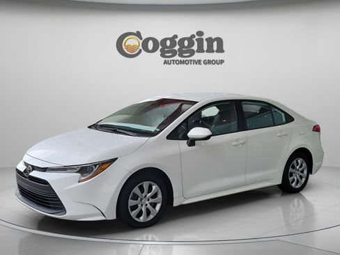 Used 2024 Toyota Corolla LE image 2