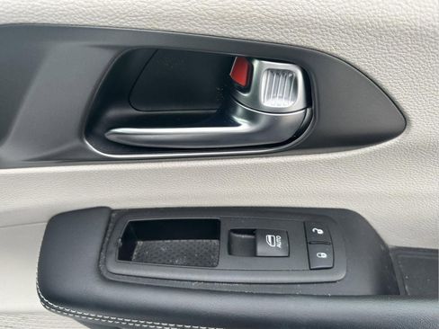 Used 2024 Chrysler Pacifica Select image 49