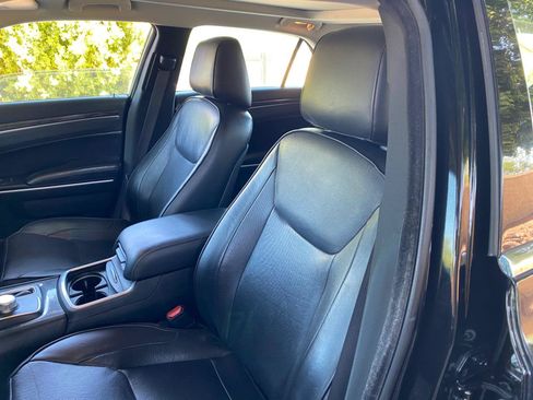 Used 2019 Chrysler 300 Limited AWD/4WD image 27