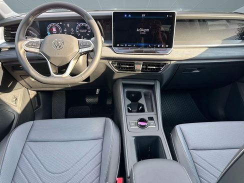 New 2026 Volkswagen Tiguan SE FWD image 14