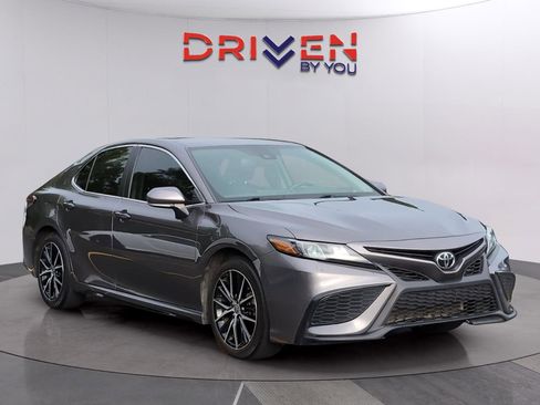 Used 2021 Toyota Camry SE w/ Convenience Package FWD image 7