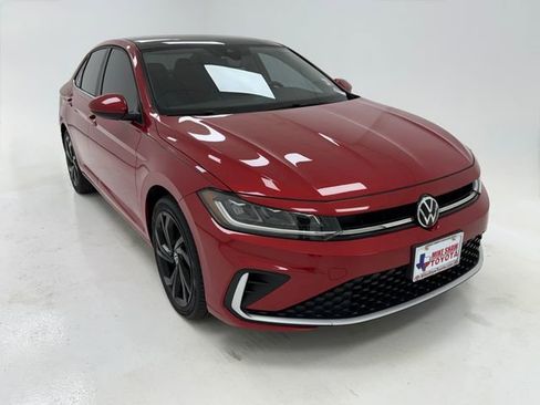 Used 2025 Volkswagen Jetta SE FWD image 2