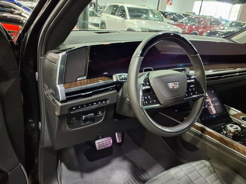 Used 2025 Cadillac Escalade Sport Platinum w/ LPO, ONYX Package AWD/4WD image 13