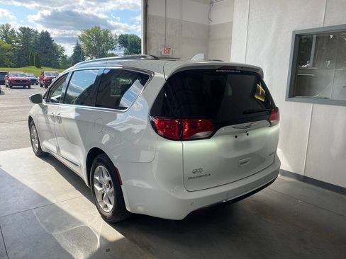 Used 2020 Chrysler Pacifica Limited FWD image 3