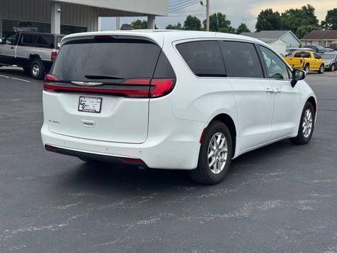 Used 2023 Chrysler Pacifica Touring-L FWD image 3