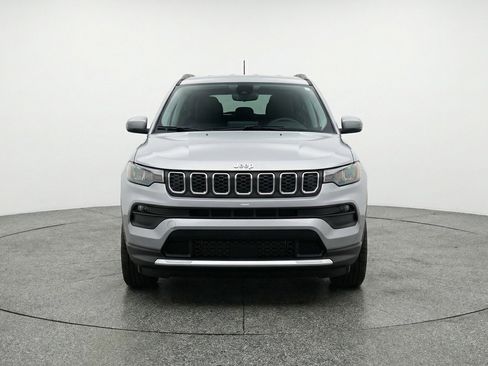 Used 2025 Jeep Compass Latitude image 2