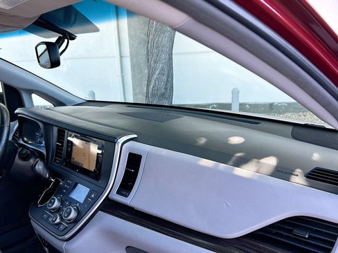 Used 2015 Toyota Sienna XLE w/ XLE Navigation Package FWD image 31
