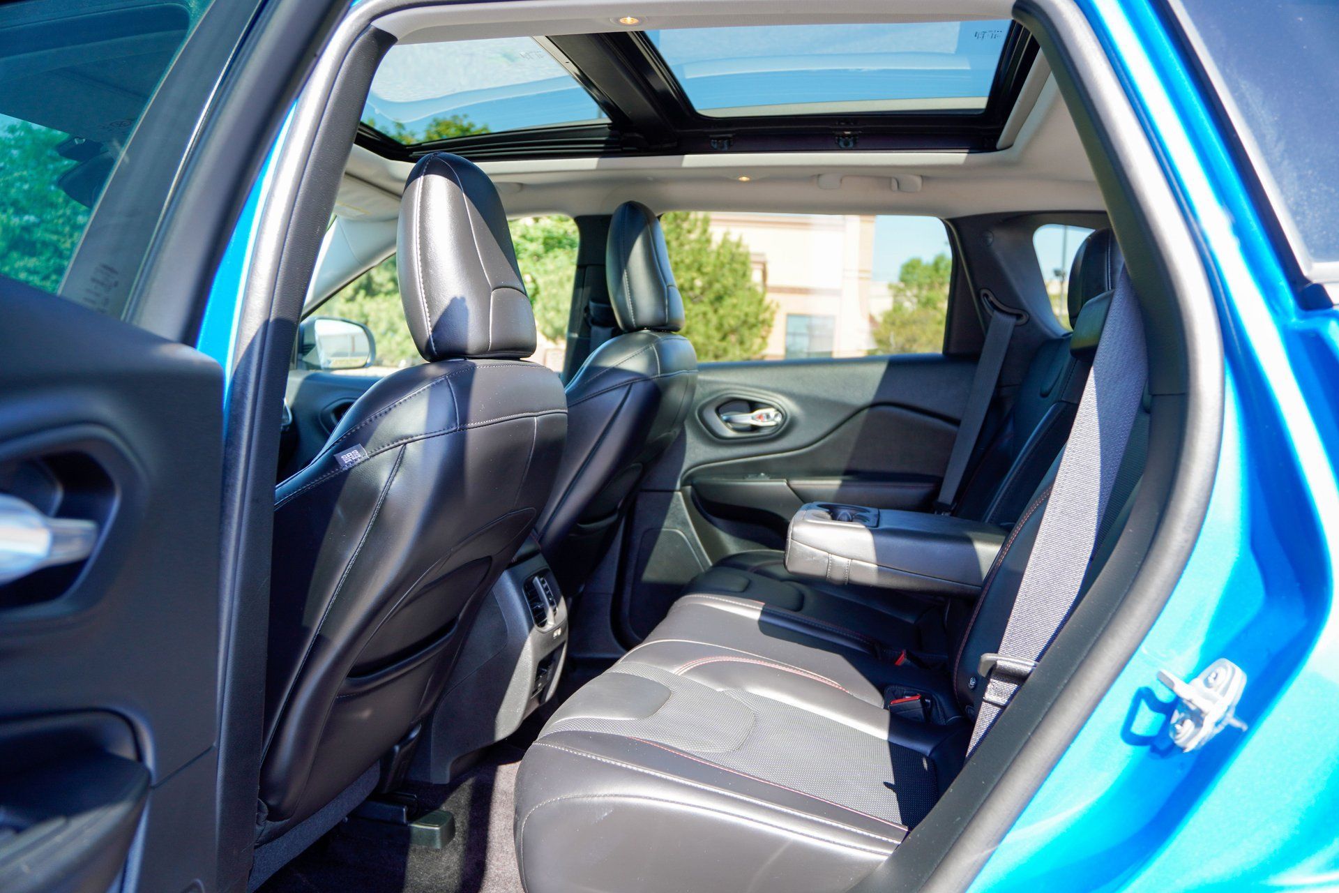 Used 2019 Jeep Cherokee Trailhawk AWD/4WD image 15