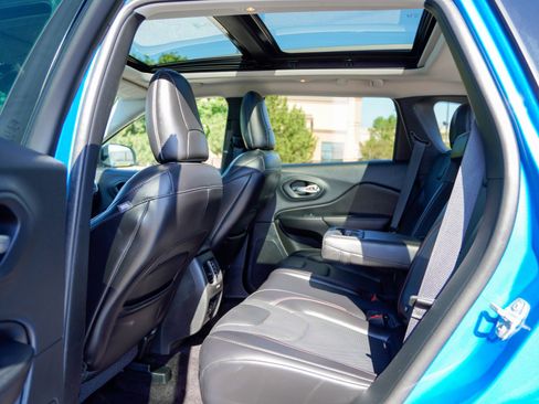Used 2019 Jeep Cherokee Trailhawk AWD/4WD image 15