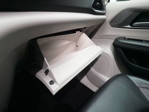 Used 2023 Chrysler Pacifica Touring-L image 35