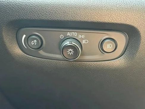 Used 2021 Chevrolet Traverse LT w/ LT Premium Package FWD image 21