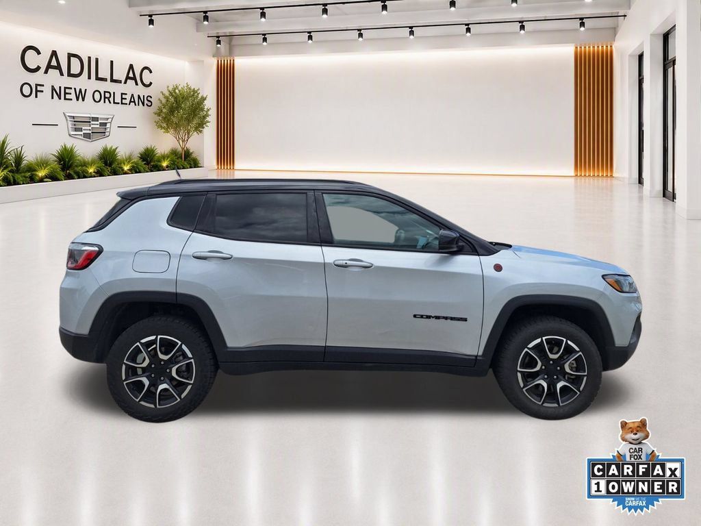 Used 2024 Jeep Compass Trailhawk AWD/4WD image 2