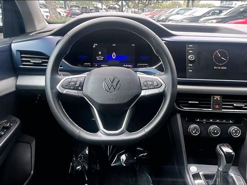 Used 2022 Volkswagen Taos SE FWD image 6