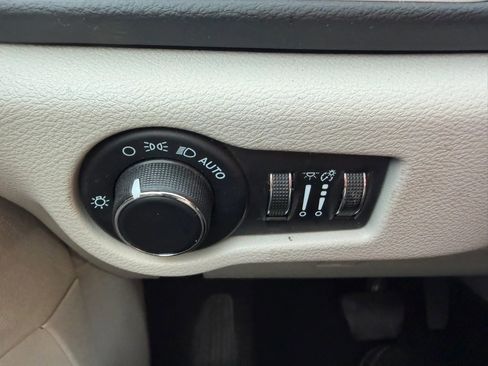 Used 2022 Chrysler Voyager LX FWD image 17