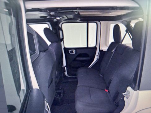 Used 2018 Jeep Wrangler Unlimited Sahara image 4