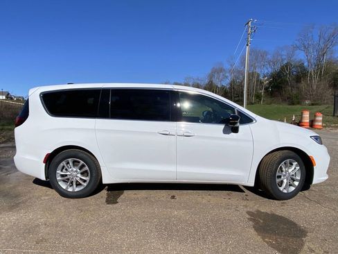 New 2026 Chrysler Pacifica Select image 6