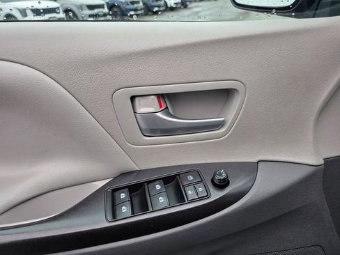 Used 2017 Toyota Sienna LE image 25