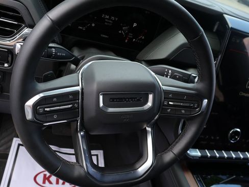 Used 2025 GMC Yukon XL Denali AWD/4WD image 28