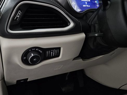 Used 2023 Chrysler Pacifica Touring-L FWD image 23