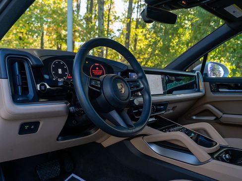Certified 2024 Porsche Cayenne image 4