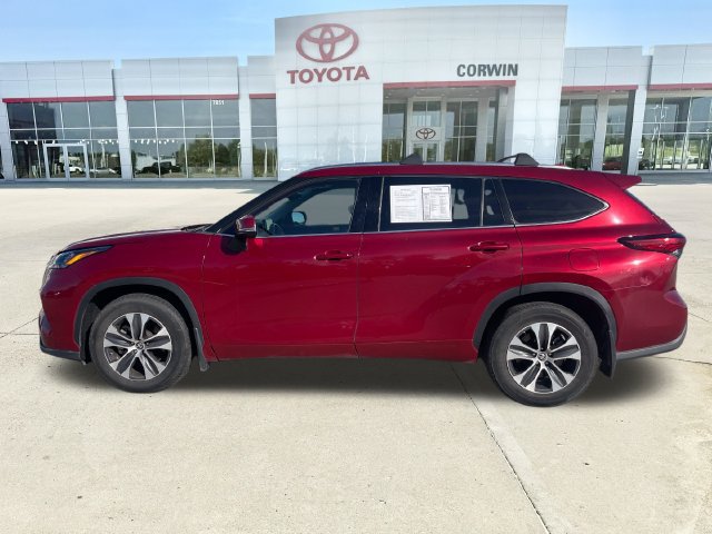 Used 2020 Toyota Highlander XLE AWD/4WD image 2