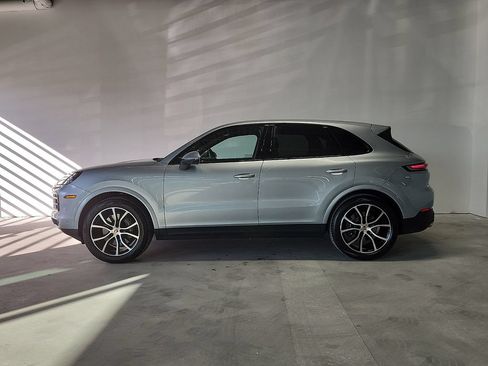 Certified 2025 Porsche Cayenne AWD/4WD image 2