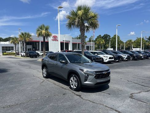 Used 2025 Chevrolet Trax LS w/ Driver Confidence Package FWD image 2