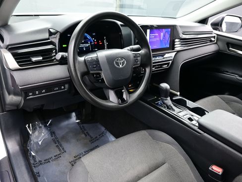 Used 2025 Toyota Camry SE image 12