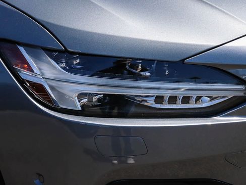 Used 2018 Volvo S90 T5 Momentum w/ Convenience Package FWD image 4