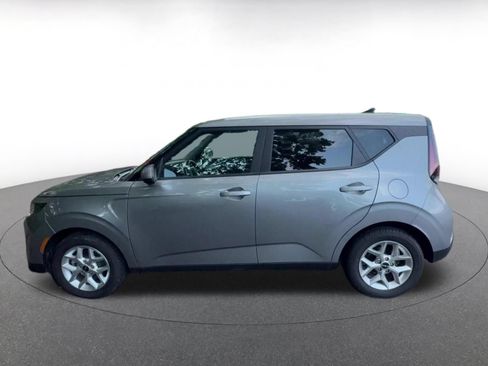 Used 2025 Kia Soul LX w/ LX Technology Package FWD image 9