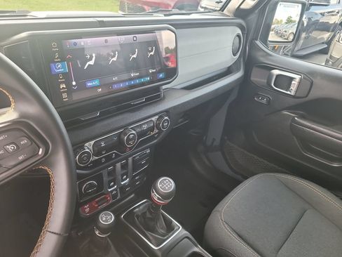 Certified 2025 Jeep Wrangler Sport AWD/4WD image 17