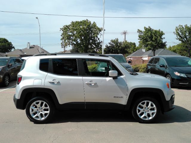 Used 2017 Jeep Renegade Latitude w/ Cold Weather Group AWD/4WD image 5