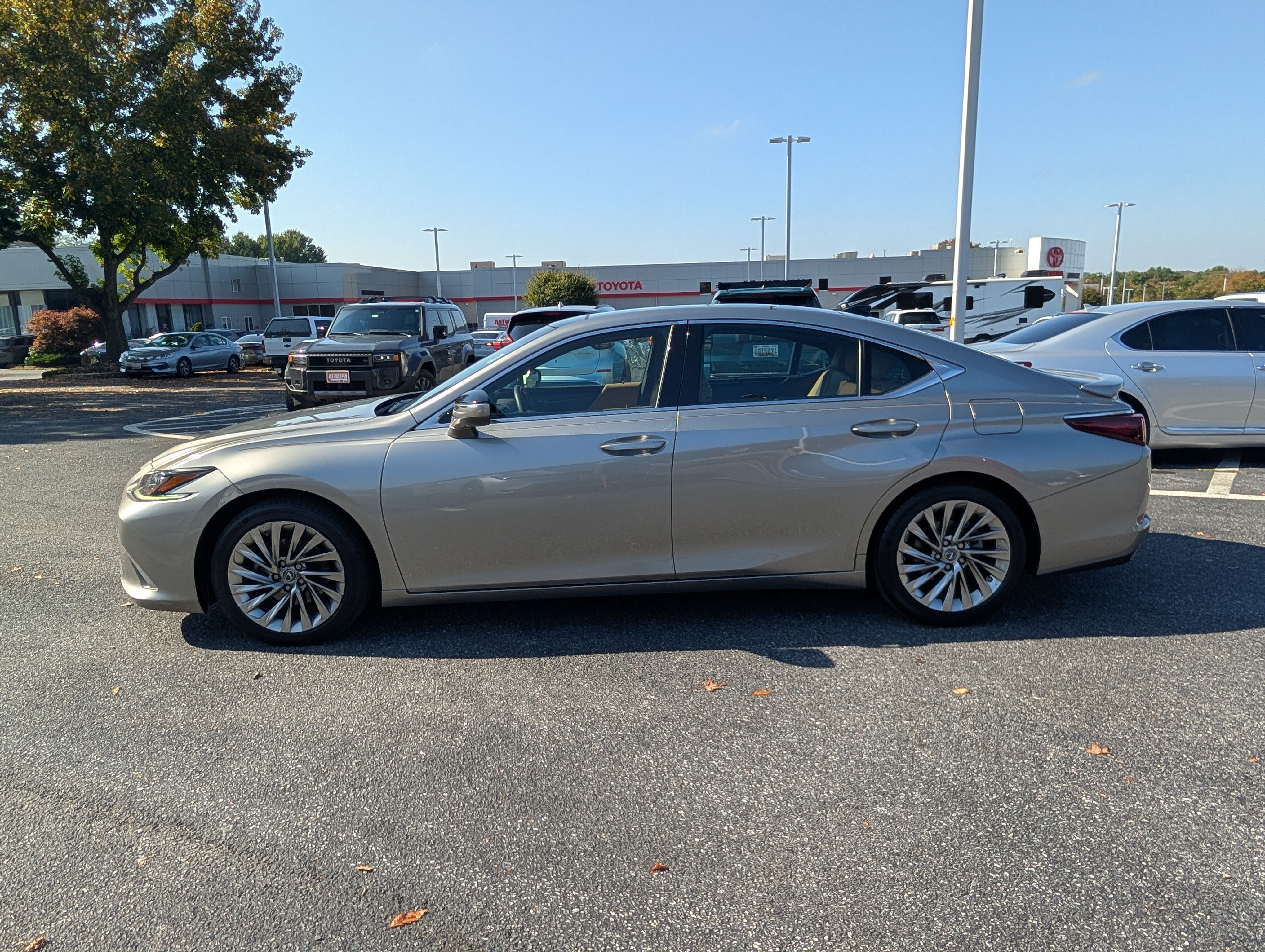 Used 2020 Lexus ES 350 Ultra Luxury w/ Accessory Package 2 FWD image 6