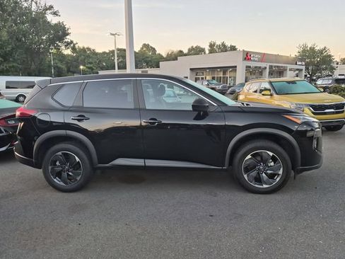 Used 2025 Nissan Rogue SV FWD image 2